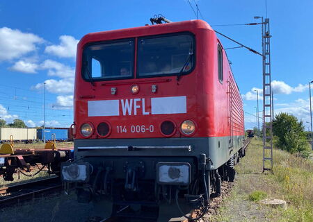 einzelne rote Elektrolokomotive Baureihe 114