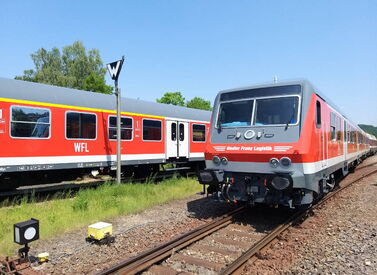 Roter ÖPNV Zug von WFL.