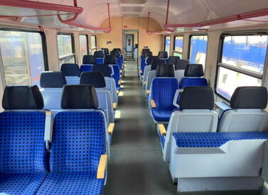 WFL Nahverkehrszug - Innenansicht der 2. Klasse mit blauen 2er und 4er Sitzreihen