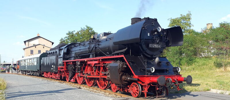 WFL Dampflokzug 032155-4 mit historischen Wagon