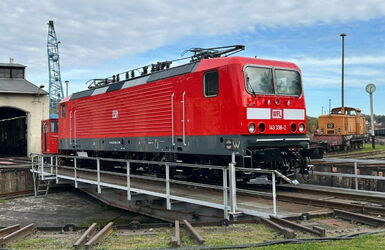 einzelne rote Elektrolok BR143, steht am Heimat Betriebswerk Nossen auf dem Drehkreuz