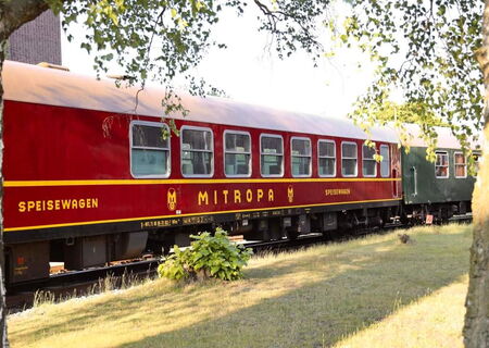 Außenansicht des historischen roten Mitropa Speisewagen