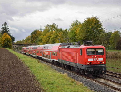 roter WFL ÖPNV Doppelstockzug fährt durch Landschaft