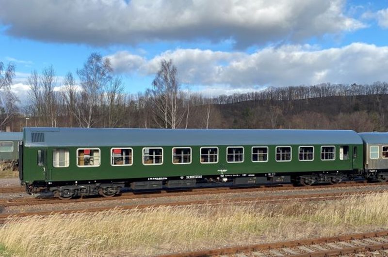 Außenansicht eines historischen Sitzwagens 2.Klasse